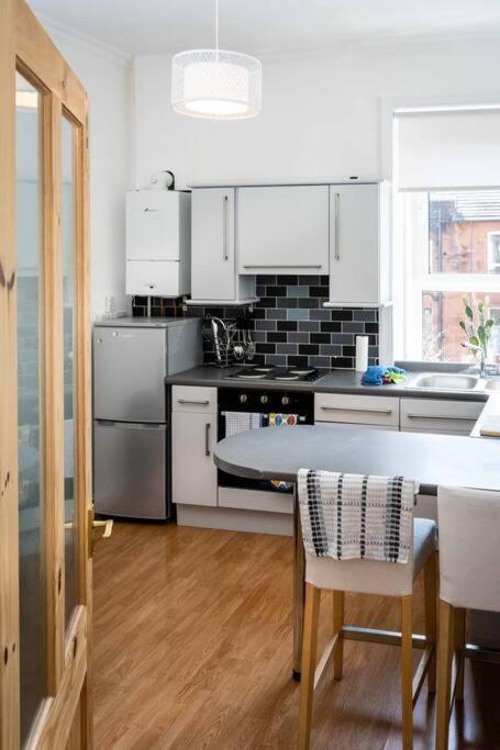 Charming 1-Bed Southside Flat In Great Location Apartment กลาสโกว์ ภายนอก รูปภาพ